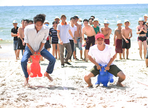 Các DN du lịch đã chuẩn bị cơ sở vật chất, sẵn sàng đón khách trong dịp Festival Biển BR-VT 2018 và lễ Quốc khánh 2-9. Trong ảnh: Nhóm khách đến từ Công ty Savimex, quận 12, TP.Hồ Chí Minh chơi trò “đua ngựa trên cát” tại KDL Gió Biển, TP.Vũng Tàu. Ảnh: THÙY VÂN