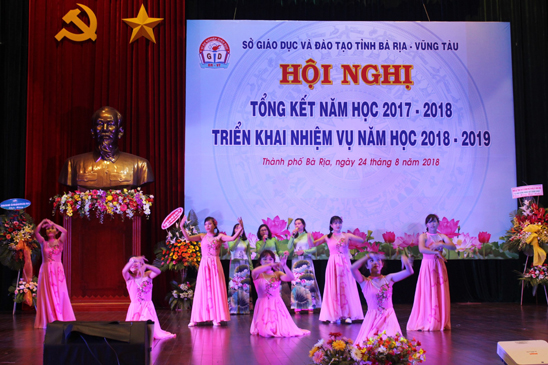 Một tiết mục văn nghệ do GV các trường học trên địa bàn TX.Phú Mỹ biểu diễn tại hội nghị. 