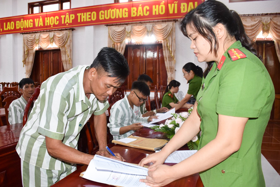 Cán bộ Trại giam Xuyên Mộc làm thủ tục cho các phạm nhân được tha tù trước thời hạn có điều kiện, trước khi trở về địa phương. 