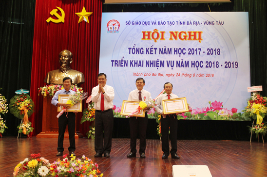 Thừa ủy quyền của Chủ tịch nước, đồng chí Nguyễn Văn Trình, Chủ tịch UBND tỉnh trao Huân chương Lao động cho các cá nhân có nhiều cống hiến trong sự nghiệp giáo dục từ năm học 2012-2013 đến 2016-2017.
