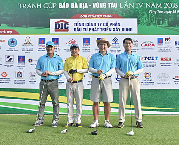 Các golfers chụp ảnh lưu niệm trước khi thi đấu.