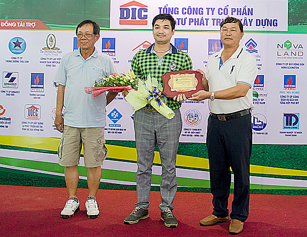 Đồng chí Phan Đức Hiền, Tỉnh ủy viên, Tổng Biên tập Báo Bà Rịa-Vũng Tàu, Trưởng BTC Giải và ông Nguyễn Phước Lộc, Chủ tịch Hội Golf tỉnh BR-VT trao Kỷ niệm chương cảm ơn nhà tài trợ chính của giải là Tổng Công ty CP Đầu tư phát triển xây dựng (DIC CORP).