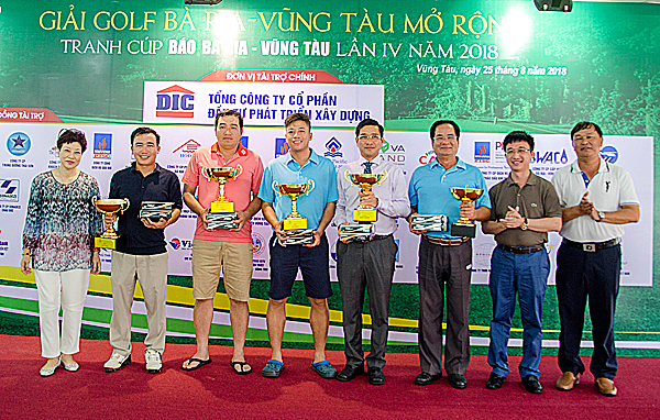 Các đồng chí: Đặng Minh Thông, Tỉnh ủy viên, Bí thư Thành ủy Bà Rịa; Phan Đức Hiền, Tỉnh ủy viên, Tổng Biên tập Báo Bà Rịa-Vũng Tàu, Trưởng BTC Giải và bà Liu Mei Teh, Chủ tịch HĐQT, Tổng Giám đốc Công ty Liên doanh Vũng Tàu Paradise trao giải thưởng cho các golfers đạt thành tích cao tại Giải. 
