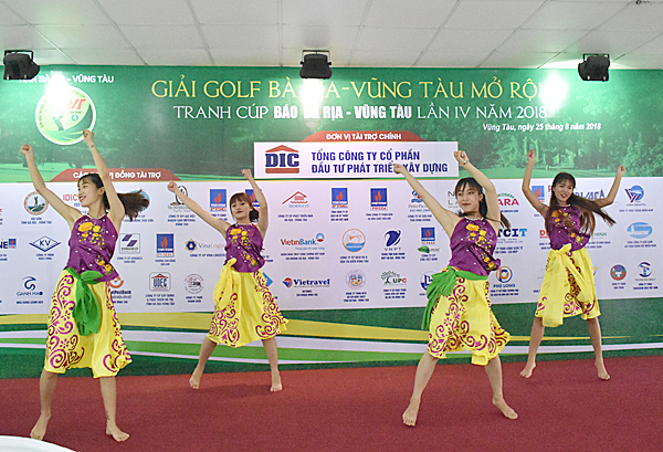 Một tiết mục văn nghệ chào mừng thành công của giải.