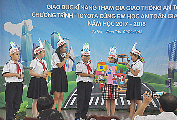 Một buổi sinh hoạt ngoại khóa về ATGT dành cho các em học sinh khối TH của tỉnh trong năm học 2017 -2018. 