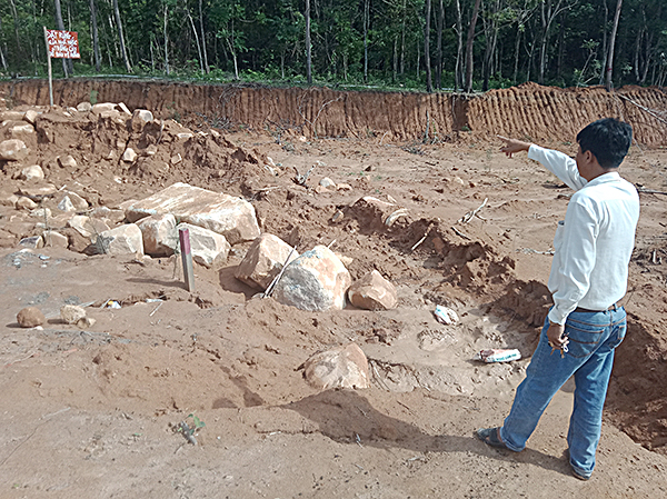 Khu đất có diện tích rừng phòng hộ bị xâm hại, khai thác đất trái phép.