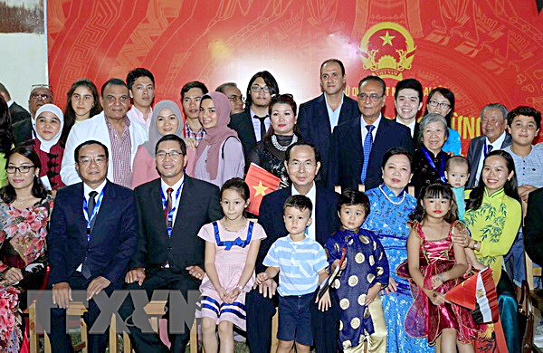 Chủ tịch nước Trần Đại Quang với cán bộ nhân viên Đại sứ quán Việt Nam và cộng đồng người Việt Nam tại Ai Cập.