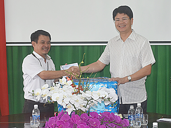 Đồng chí Nguyễn Thanh Tịnh, Phó Chủ tịch UBND tỉnh tặng quà Cơ sở Tư vấn và Điều trị nghiện ma túy tỉnh.