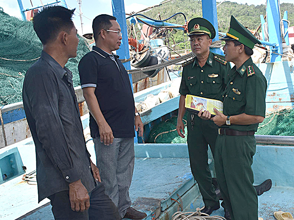 Cán bộ Đồn Biên phòng Bến Đá tuyên truyền cho ngư dân TP.Vũng Tàu chấp hành các quy định pháp luật trong quá trình đánh bắt hải sản.