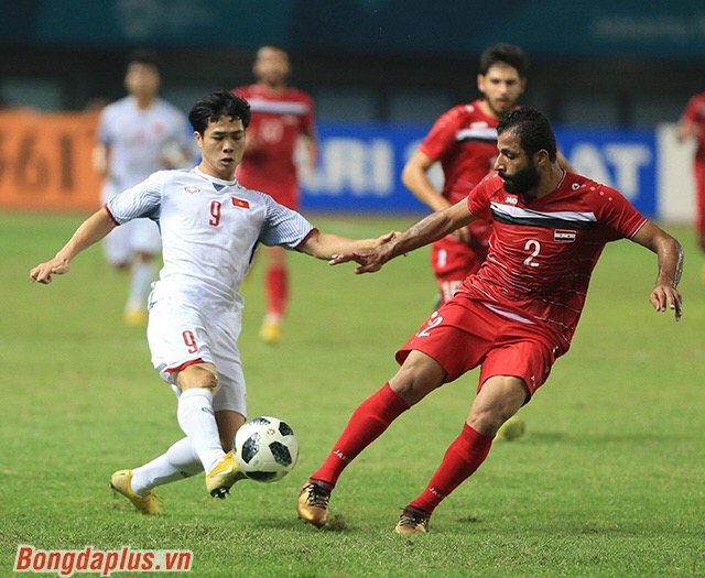 Công Phượng (9) của Olympic Việt Nam chơi rất nỗ lực nhưng không tạo ra đột biến trong trận này khi luôn bị hậu vệ đối phương theo sát. Ảnh: bongdaplus.vn.