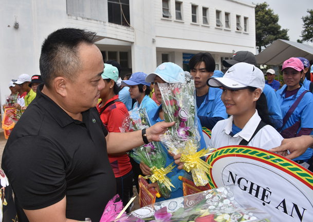Ông Đoàn Tuấn Anh, Trưởng bộ môn bi sắt Tổng cục TDTT trao hoa cho các đội.