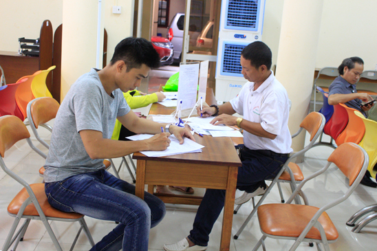 Người lao động nộp hồ sơ hưởng trợ cấp thất nghiệp tại Trung tâm dịch vụ việc làm tỉnh.