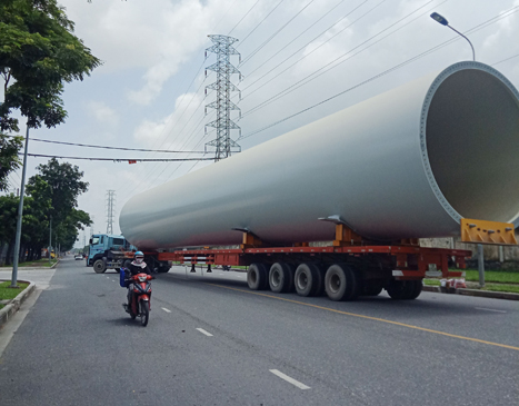 Xe đầu kéo 72C-07617 chở ống kim loại thuộc hàng siêu trường, siêu trọng nhưng chỉ chèn dưới phía ống, không dây xích sắt chằng buộc.