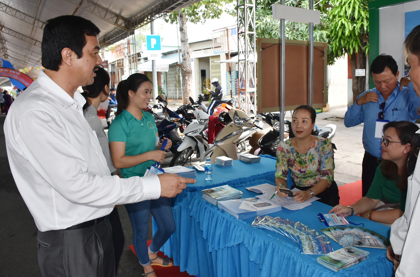 Ông Trịnh Hàng, Giám đốc Sở Du lịch, Phó Trưởng ban Thường trực Ban tổ chức  Festival Biển BR-VT 2018 kiểm tra công tác chuẩn bị tại khu vực hội chợ trước giờ khai mạc.