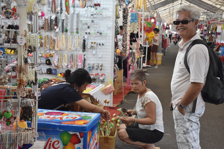 Du khách tham quan, mua hàng tại hội chợ Festival Biển BR-VT 2018.