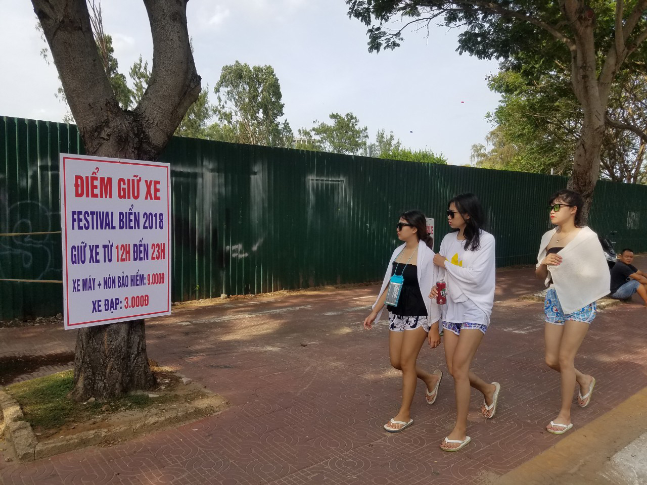 Bảng chỉ dẫn một điểm giữ xe đêm khai mạc ngay ngã ba Hoàng Hoa Thám-Thùy Vân.