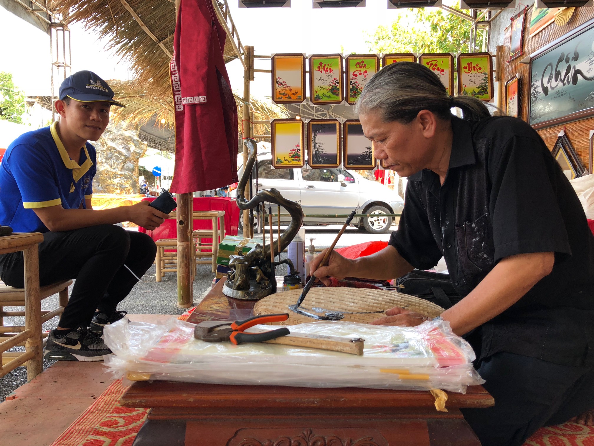 Thư pháp gia Thanh Hiền, Chủ nhiệm CLB thư pháp tỉnh BR-VT viết chữ tặng khách.