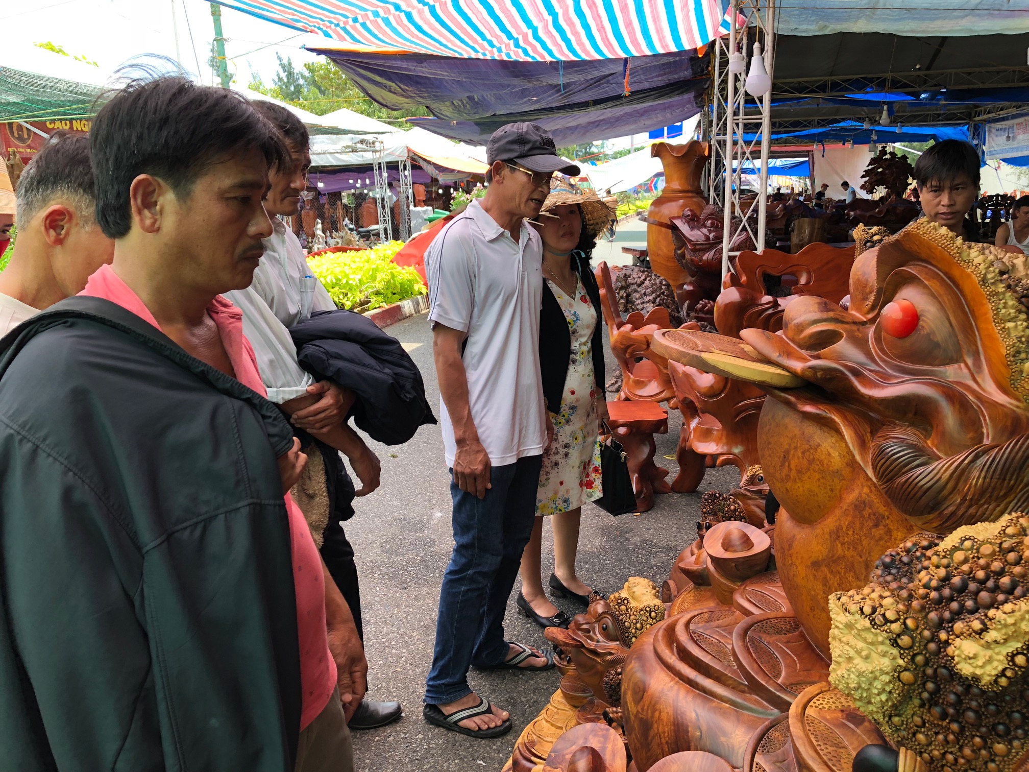Khách tham quan gian hàng đồ gỗ tại hội chợ.