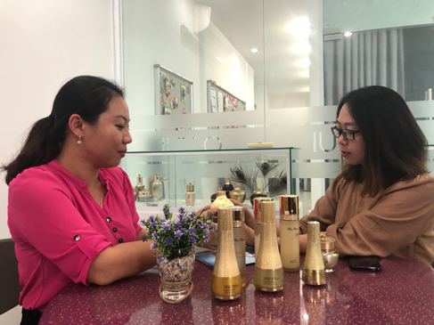 Chị Nguyễn Ngọc Phương (bên phải) Phó Giám đốc Chi nhánh Công ty Mỹ phẩm OHUI Vũng Tàu (102A Lê Hồng Phong, phường 7, TP.Vũng Tàu) tư vấn cho khách hàng về sản phẩm dưỡng da OHUI chính hãng của  Hàn Quốc. Ảnh: AN NHIÊN.