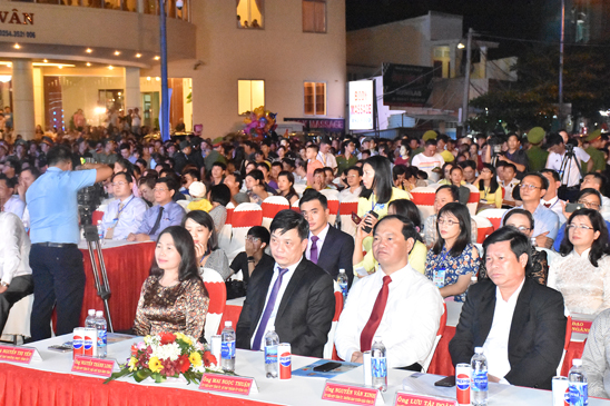 Các đồng chí lãnh đạo tỉnh, lãnh đạo các địa phương, ban, ngành cùng đông đảo người dân tham dự Lễ khai mạc Festival Biển BR-VT 2018.