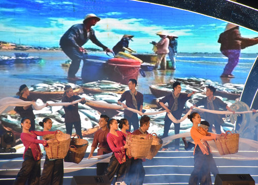 Tiết mục hát múa “Miền biển mặn”.