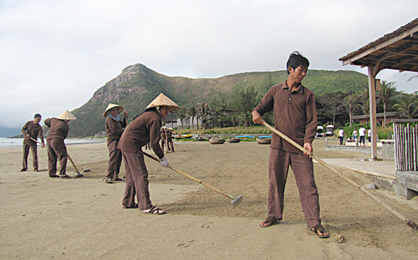 Six Senses Resort Côn Đảo làm sạch bãi tắm, sàng cát hàng ngày nhằm bảo vệ môi trường biển.