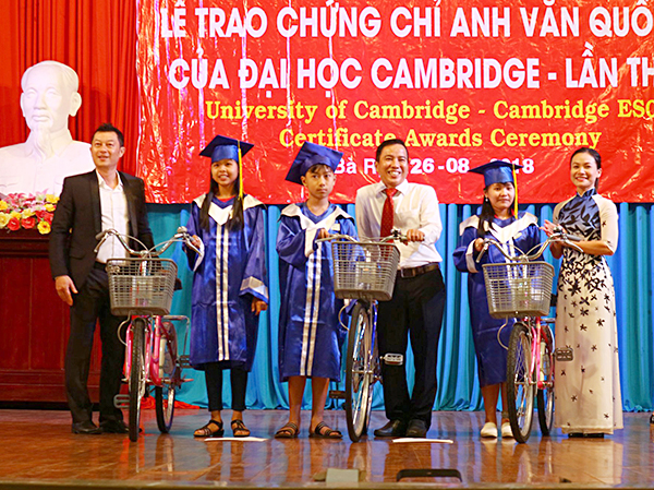  Ban tổ chức trao xe đạp cho các học viên đạt thành tích xuất sắc trong kỳ thi.