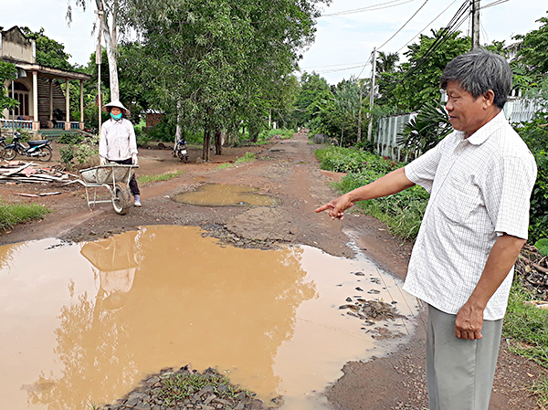 Đường vào thôn 1, xã Nghĩa Thành, huyện Châu Đức bị sụt lún, tạo hố sâu vào mùa mưa gây nguy hiểm cho người dân qua lại đoạn đường này. 