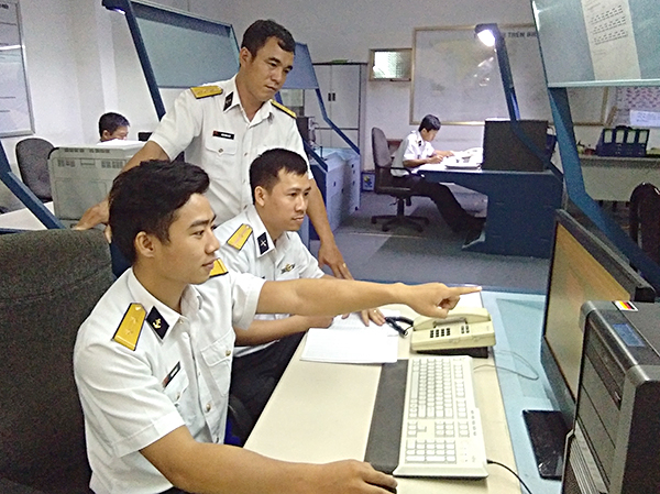 Trung úy Nguyễn Như Ý hướng dẫn đồng đội thực hiện nhiệm vụ quan sát mục tiêu trên màn hình Ra đa Furuno 2137. 
