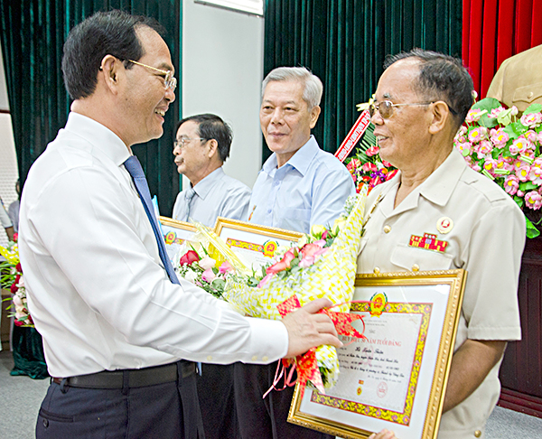 Đồng chí Mai Ngọc Thuận, Ủy viên Ban Thường vụ Tỉnh ủy, Bí thư Thành ủy, Chủ tịch HĐND TP.Vũng Tàu trao Huy hiệu 50 năm tuổi Đảng cho các đảng viên. Ảnh: BẢO KHÁNH