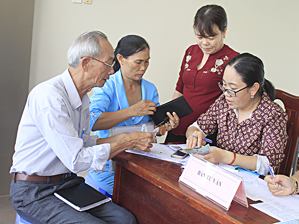 Người dân xã Phước Hưng (huyện Long Điền) đăng ký mua thẻ BHYT tại hội nghị.