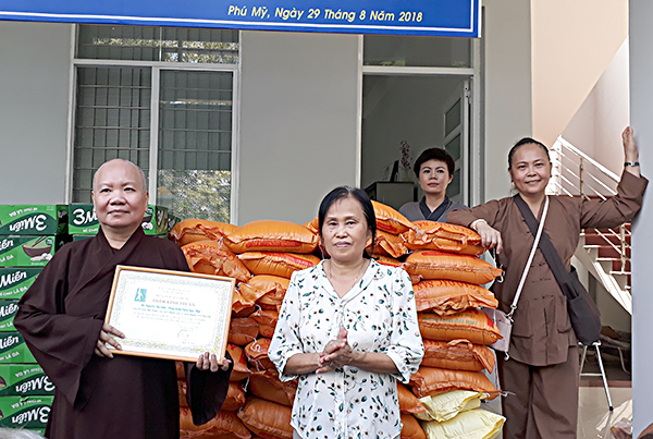 Sư cô Thích nữ Diệu Ngọc Huệ trao quà cho người mù.