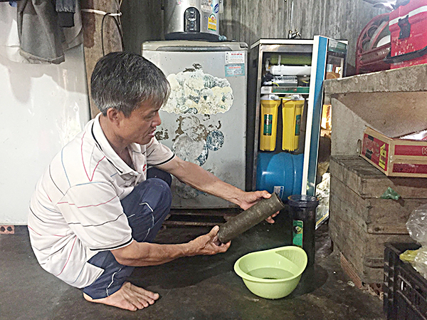 Dù đã qua máy lọc, nhưng nước giếng của gia đình ông Nguyễn Văn (ấp Phú Thiện, xã Hòa Hiệp, huyện Xuyên Mộc) vẫn sẫm màu và đầy cặn. 