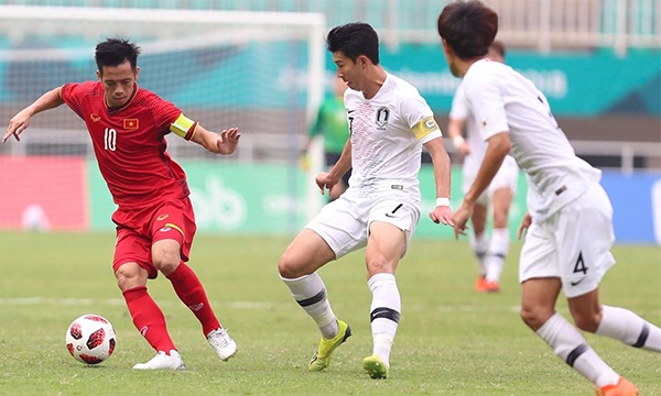 Sự có mặt của Văn Quyết giúp thế trận của Olympic Việt Nam tốt hơn.
