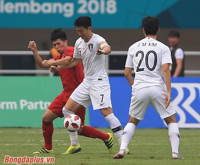 Với đội hình nhiều cầu thủ đang chơi bóng ở châu Âu, Olympic Hàn Quốc tỏ ra lấn lướt Olympic Việt Nam. Ảnh: bongdaplus.vn