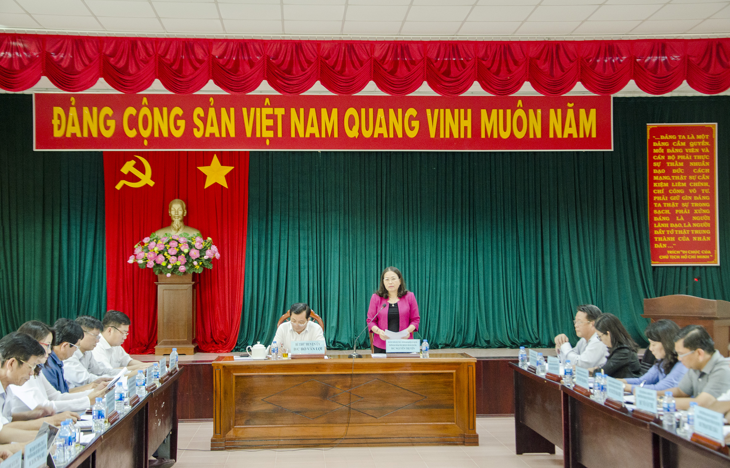 Đồng chí Nguyễn Thị Yến, Phó Bí thư Thường trực Tỉnh ủy, Trưởng Đoàn đại biểu Quốc hội tỉnh, Trưởng BCĐ Quy chế dân chủ tỉnh điều hành buổi làm việc.