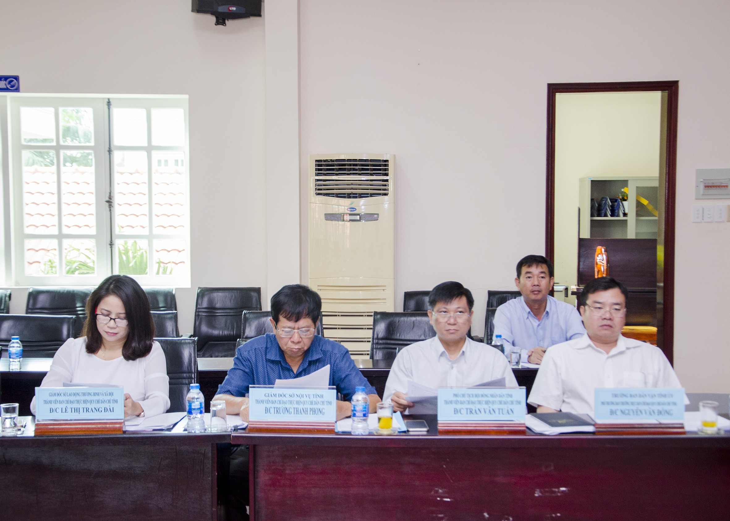 Các thành viên BCĐ Quy chế dân chủ tỉnh tham dự buổi làm việc.