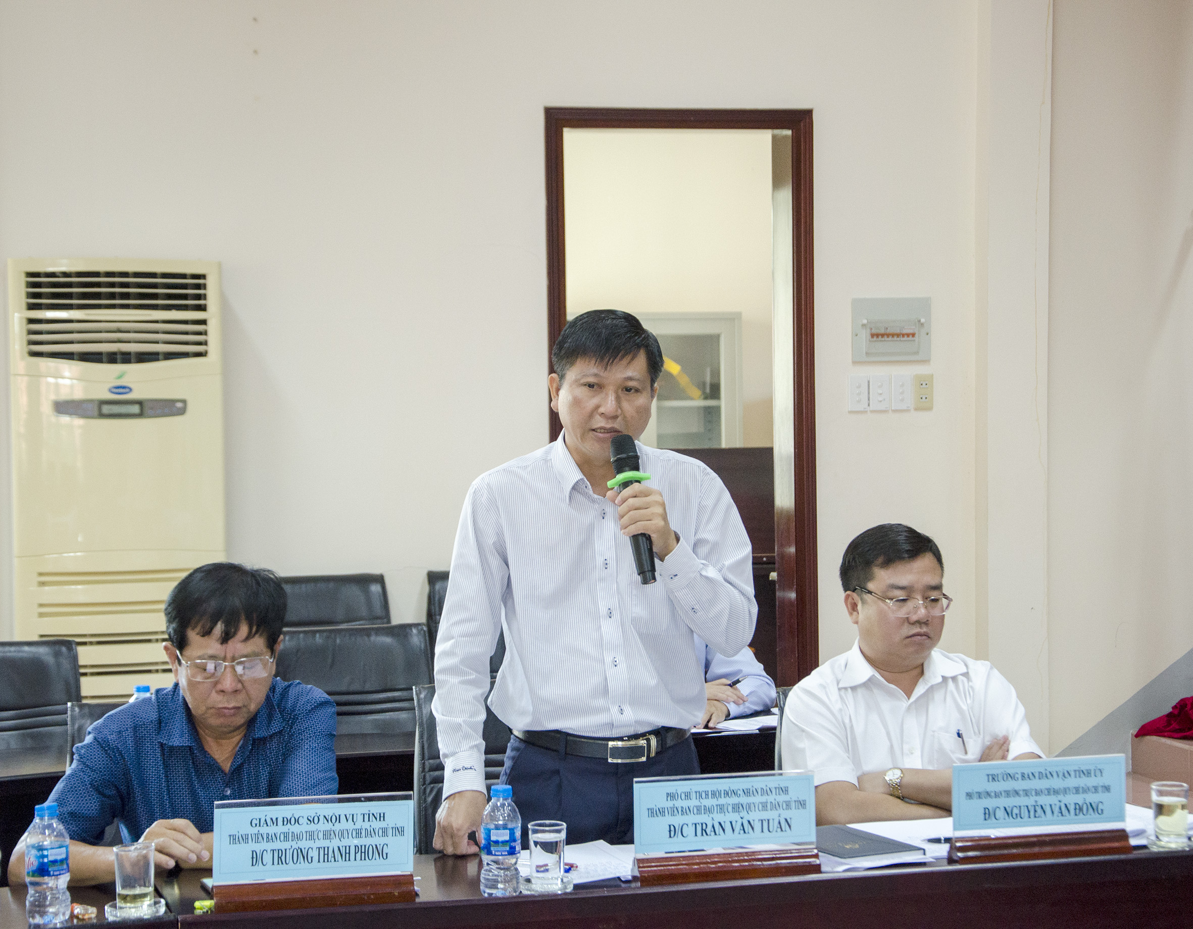 Đồng chí Trần Văn Tuấn, Phó Chủ tịch HĐND tỉnh, thành viên BCĐ Quy chế dân chủ tỉnh phát biểu tại buổi làm việc.