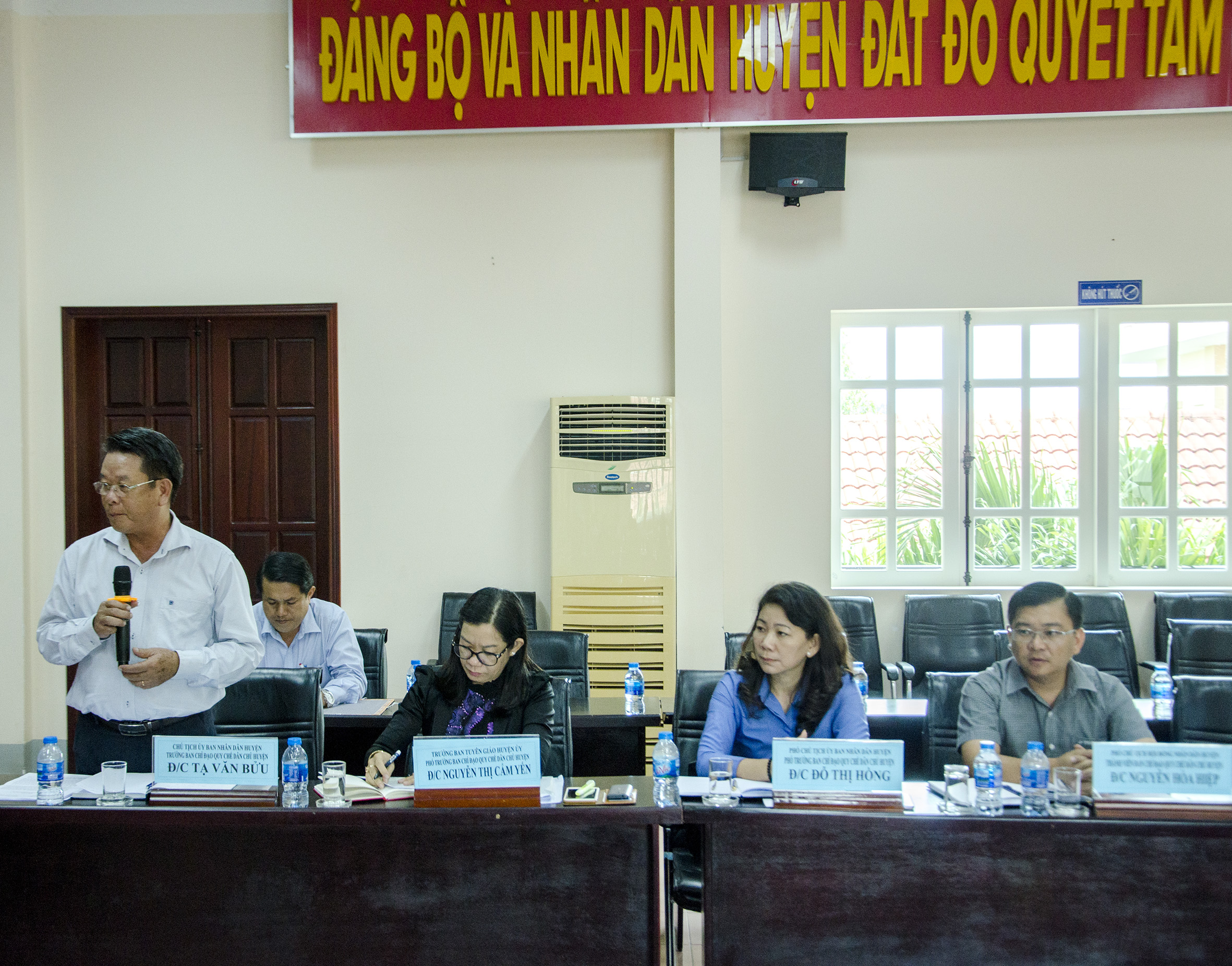Thành viên BCĐ Quy chế dân chủ huyện Đất Đỏ báo cáo nội dung chi tiết về thực hiện QCDC tại địa phương.