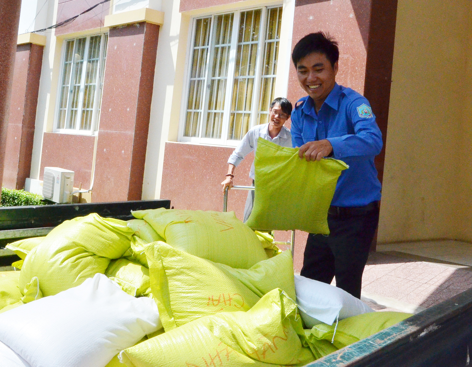 Gạo do Công ty TNHH Dịch vụ du lịch Vạn Chài trao tặng được chuyển lên xe đưa đến tận tay người nghèo các xã, phường ở xa trung tâm TP.Vũng Tàu.