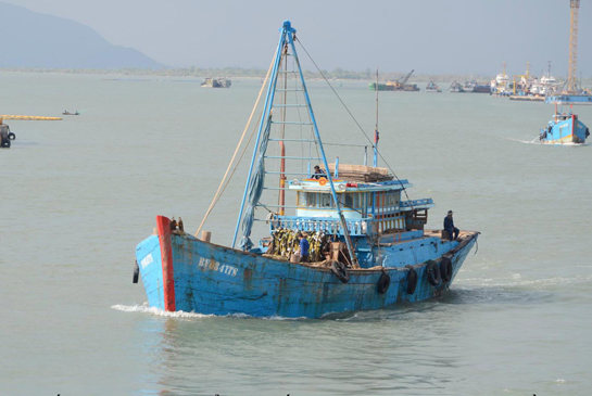 Để vươn khơi tàu đánh bắt xa bờ của ngư dân Phước Tỉnh phải đi vòng qua hướng cầu Cửa Lấp, cầu Cỏ May, cầu Gò Găng về TP. Vũng Tàu với quãng đường hơn 30 hải lý mới ra được tới khu vực Sao Mai, phường 5, TP. Vũng Tàu.  Trong ảnh: Những chiếc tàu cá của ngư dân xã Phước Tỉnh trong một chuyến vươn khơi.