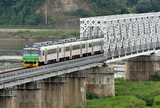 Tàu hỏa Hàn Quốc đi qua khu vực biên giới gần khu  phi quân sự (DMZ) ở Paju, phía Bắc Seoul năm 2009.