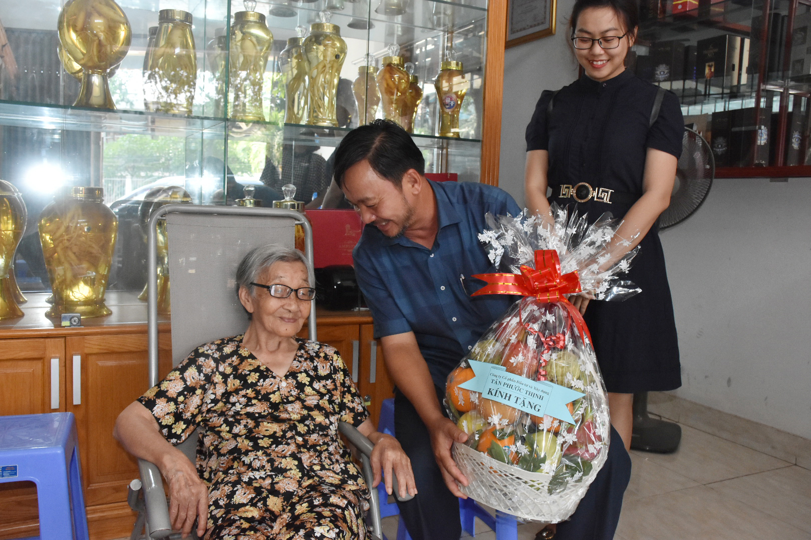 Ông Phạm Văn Triêm, Chủ tịch HĐQT Công ty CP Đầu tư và Xây dựng Tân Phước Thịnh ân cần hỏi thăm sức khỏe và tặng quà cho Mẹ Việt Nam Anh hùng Nguyễn Thị Đận.