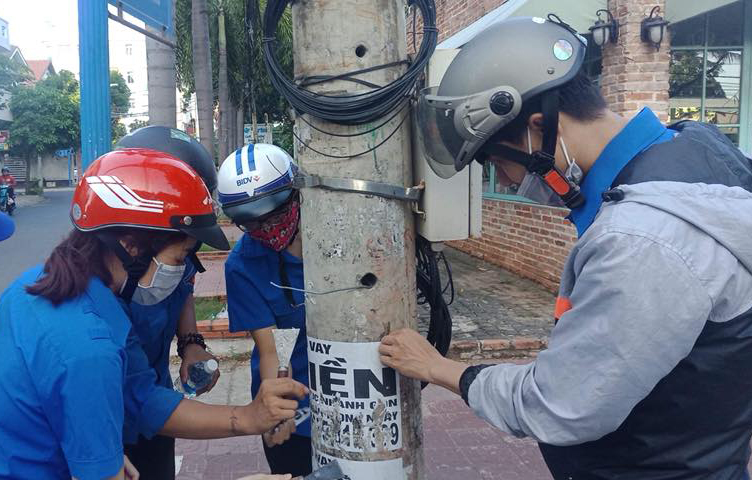 Thanh niên phường 2, TP.Vũng Tàu tẩy xóa quảng cáo, rao vặt dán trái phép trên trụ điện của tuyến đường Phan Chu Trinh. 