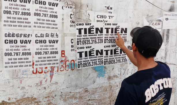 Những tờ quảng cáo cho vay tiền trả góp, thủ tục đơn giản, nhanh gọn, giải ngân trong ngày… nhằm thu hút người vay (lãi suất cao) được các đối tượng dán khắp nơi trên địa bàn TP.Vũng Tàu (ảnh chụp ngày 30-8 tại đầu đường Lê Lai – Nguyễn Du). Ảnh: MINH KHÔI