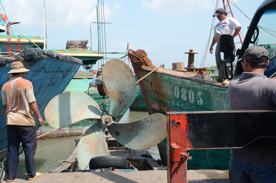Nhưng việc đi đường vòng giờ cũng gặp rủi ro nếu không canh nước lớn, điểm cạn  thì nguy cơ gãy chân vịt khi tàu rơi vào các điểm cạn.  Trong ảnh: Ngư dân phải kéo một chân vịt của tàu bị sự cố khi chạy vào điểm cạn.