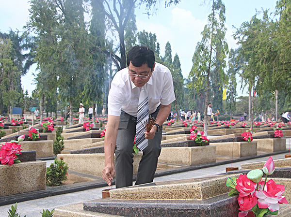 Đồng chí Trần Đình Khoa, Ủy viên Ban Thường vụ Tỉnh ủy, Phó Chủ tịch HĐND tỉnh thắp nhang trên các phần mộ liệt sĩ. Ảnh: TƯỜNG NGÂN