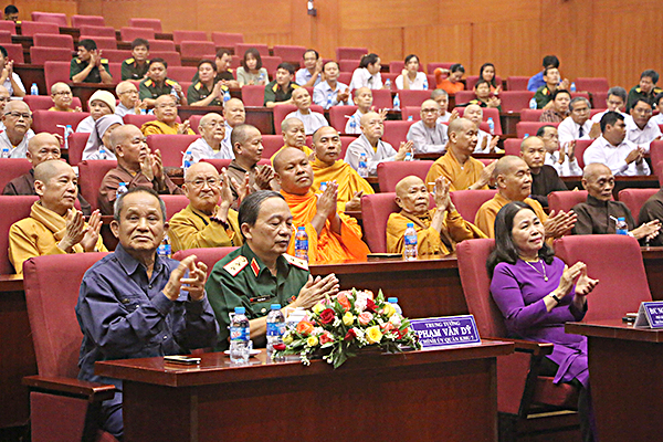 Các đại biểu tham dự buổi họp mặt.