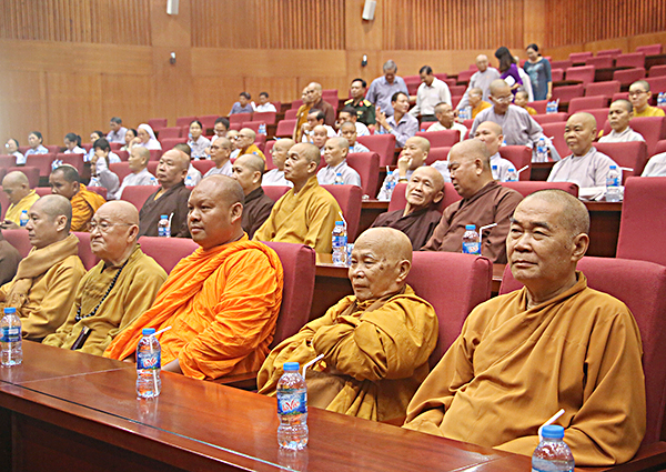 Các chức sắc, cư sĩ tôn giáo tham dự buổi họp mặt. 