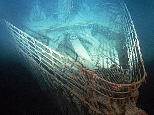 Mũi tàu Titanic qua camera của chiếc Argo.